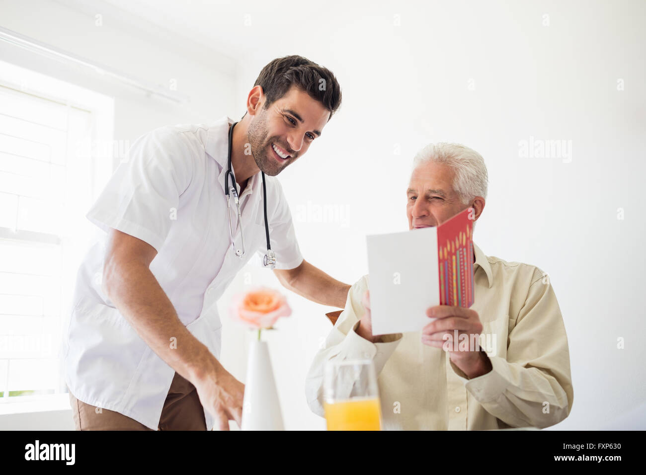 Man Montrant Une Carte D Anniversaire Le L Infirmiere Photo Stock Alamy