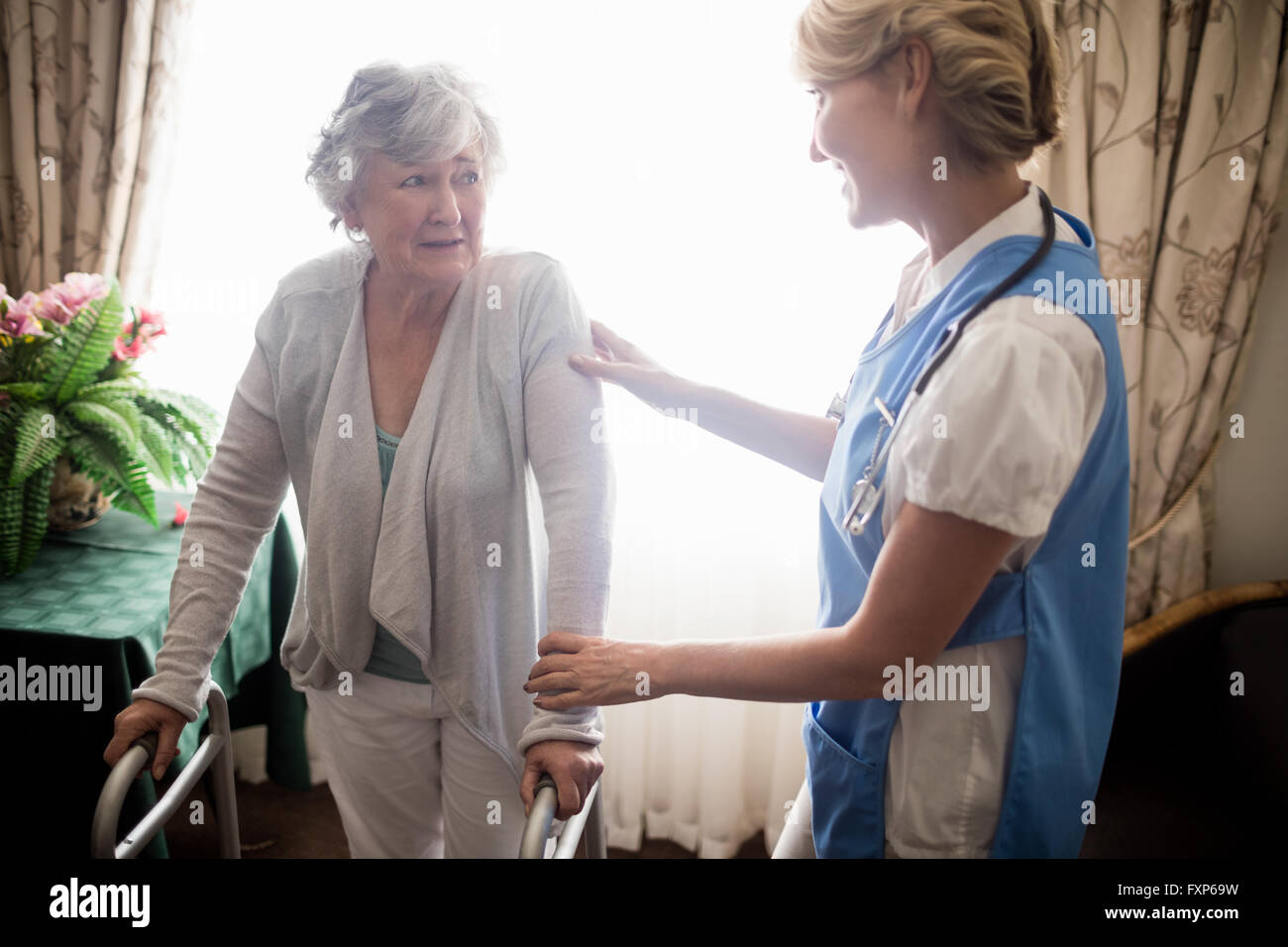 Prendre soin de l'infirmière a senior woman Banque D'Images