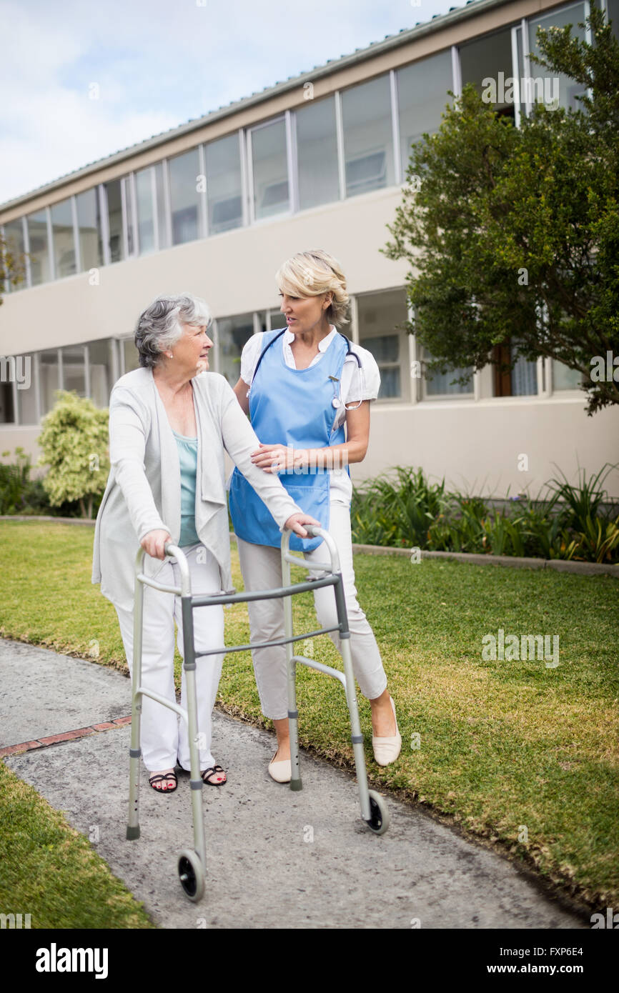 Nurse helping senior woman walking Banque D'Images