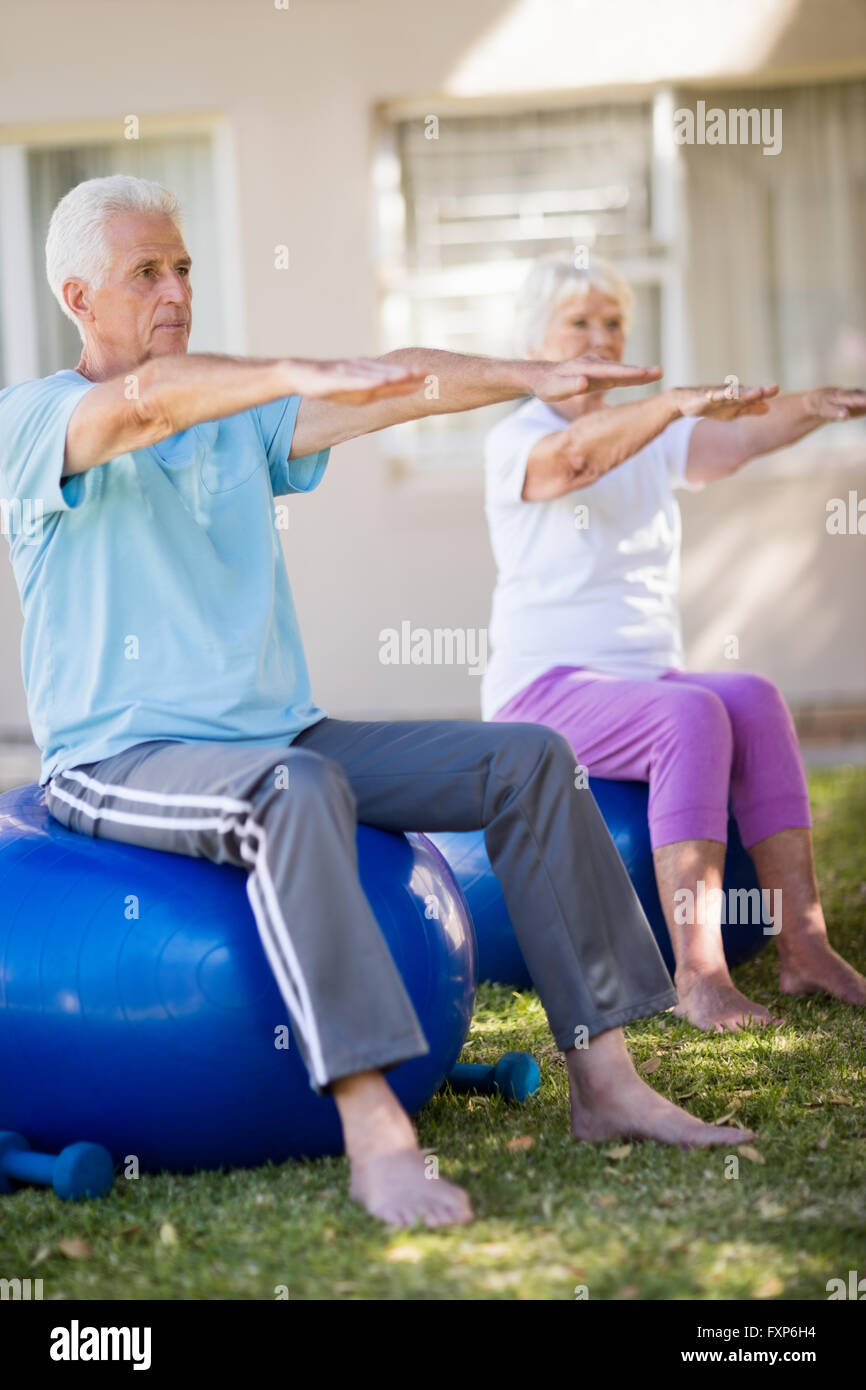 Senior couple doing exercises Banque D'Images