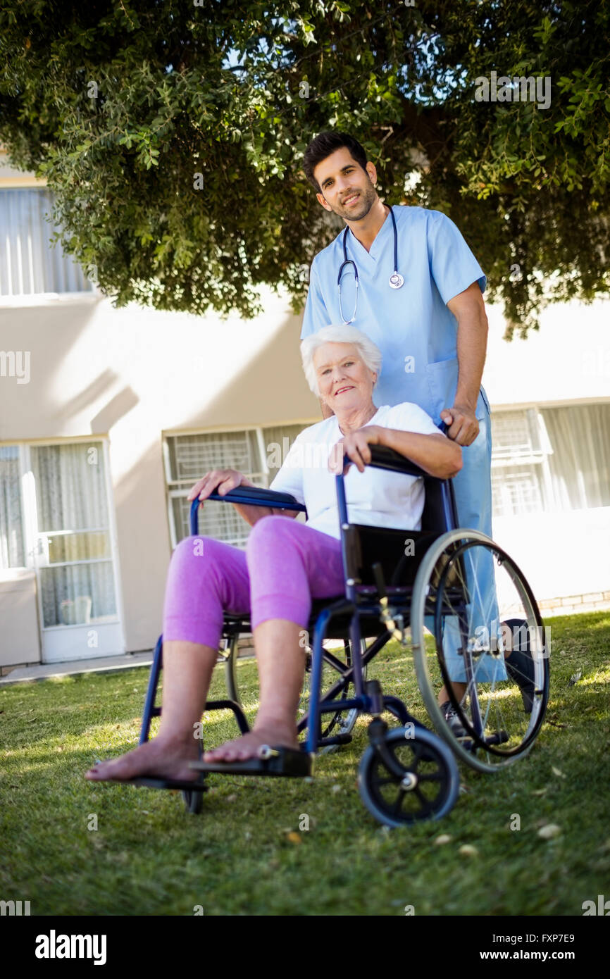 Nurse posing with a senior woman Banque D'Images
