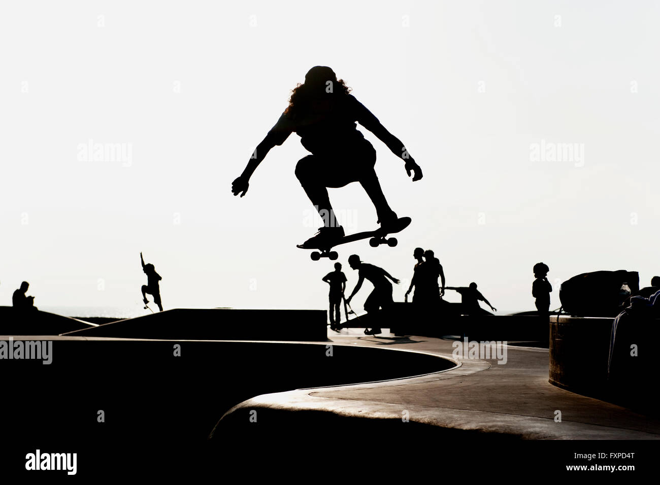 La planche de skate park, silhouetté Banque D'Images
