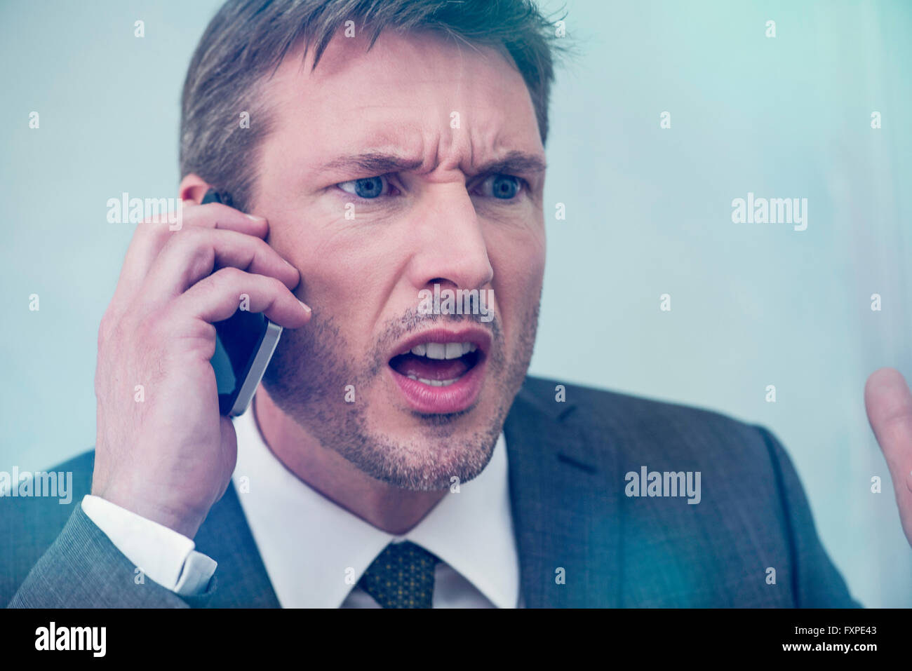 Businessman soutenant on cell phone Banque D'Images