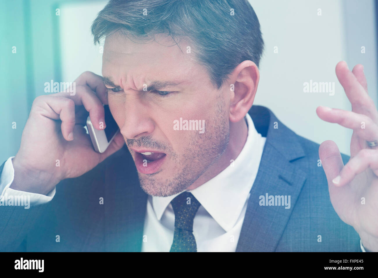 Businessman soutenant on cell phone Banque D'Images