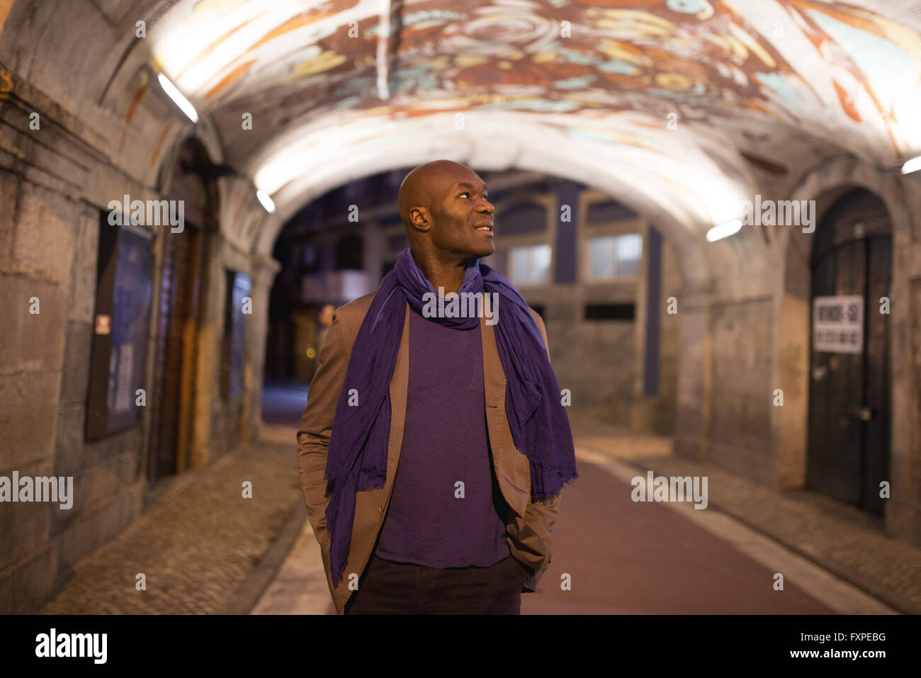 Traveler admirant des graffitis sur des baies Banque D'Images