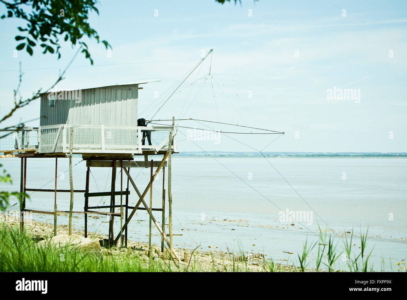 Cabane de pêcheurs sur pilotis près de bord de l'eau Banque D'Images