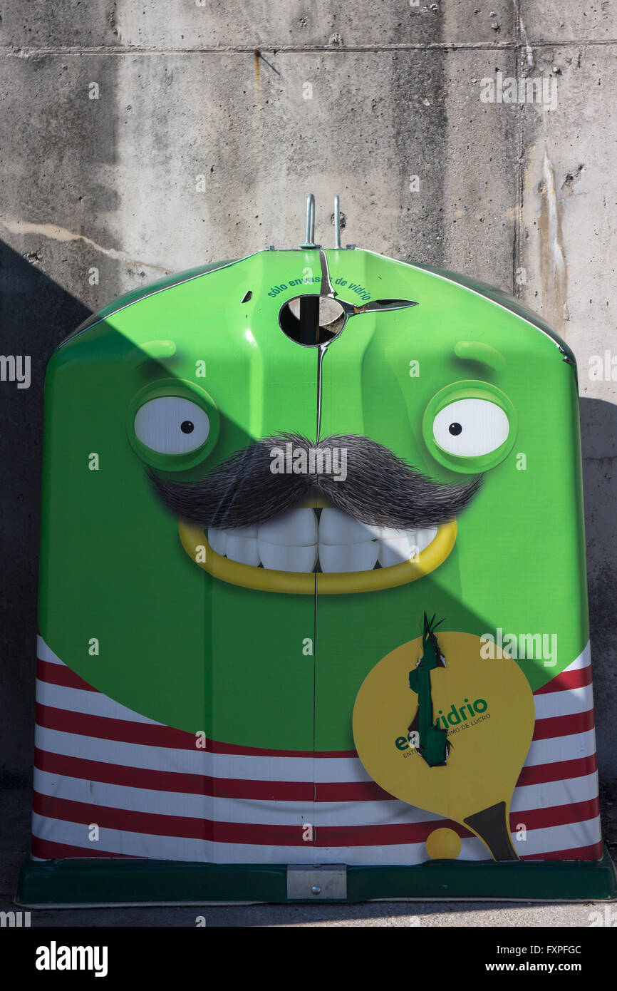 Visage souriant peint sur verre qui recycle bin dans le cadre de la campagne de recyclage Banque D'Images