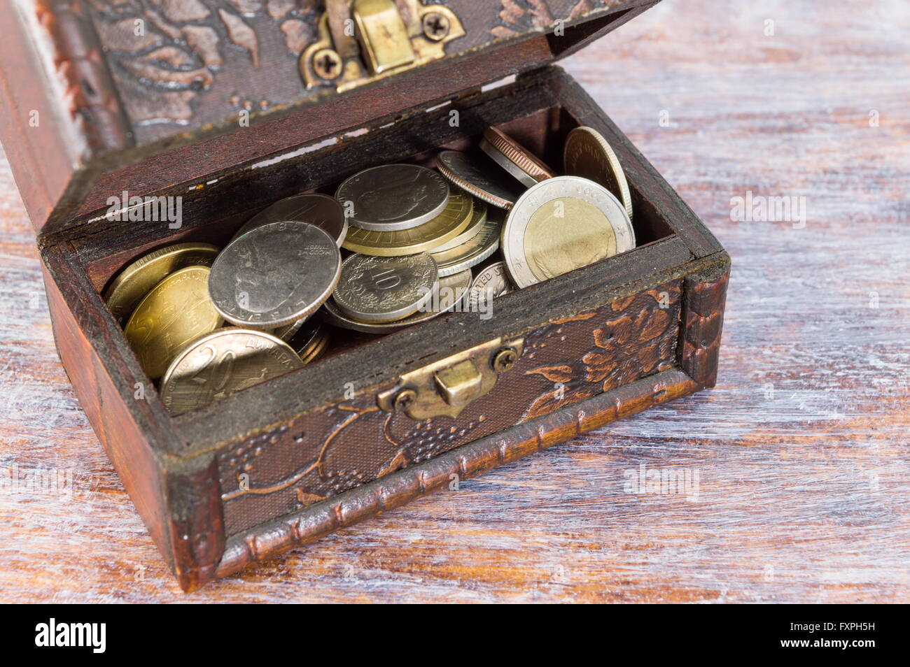Des pièces de métal dans une vieille boîte en bois Banque D'Images
