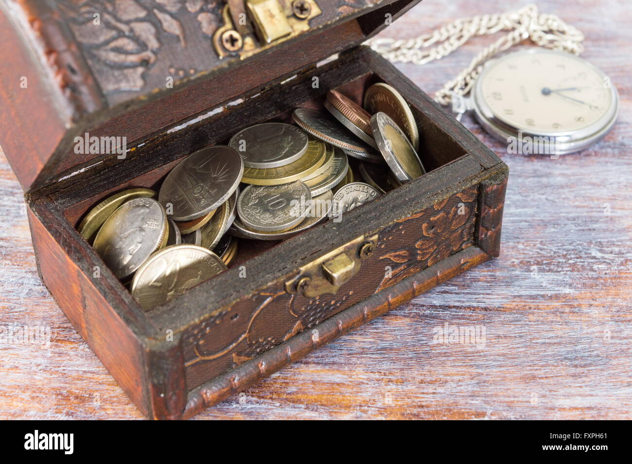 Des pièces de métal dans une vieille boîte en bois Banque D'Images
