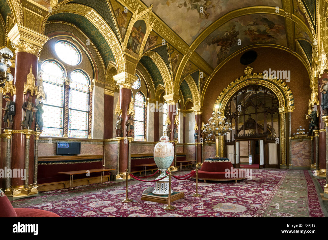 Un grand hall d'or glissé pour les membres du Parlement utilisé comme une salle de réunion au Parlement de Budapest en Hongrie Banque D'Images Un grand hall d'or glissé pour les membres du Parlement utilisé comme une salle de réunion au Parlement de Budapest en Hongrie Banque D'Images
