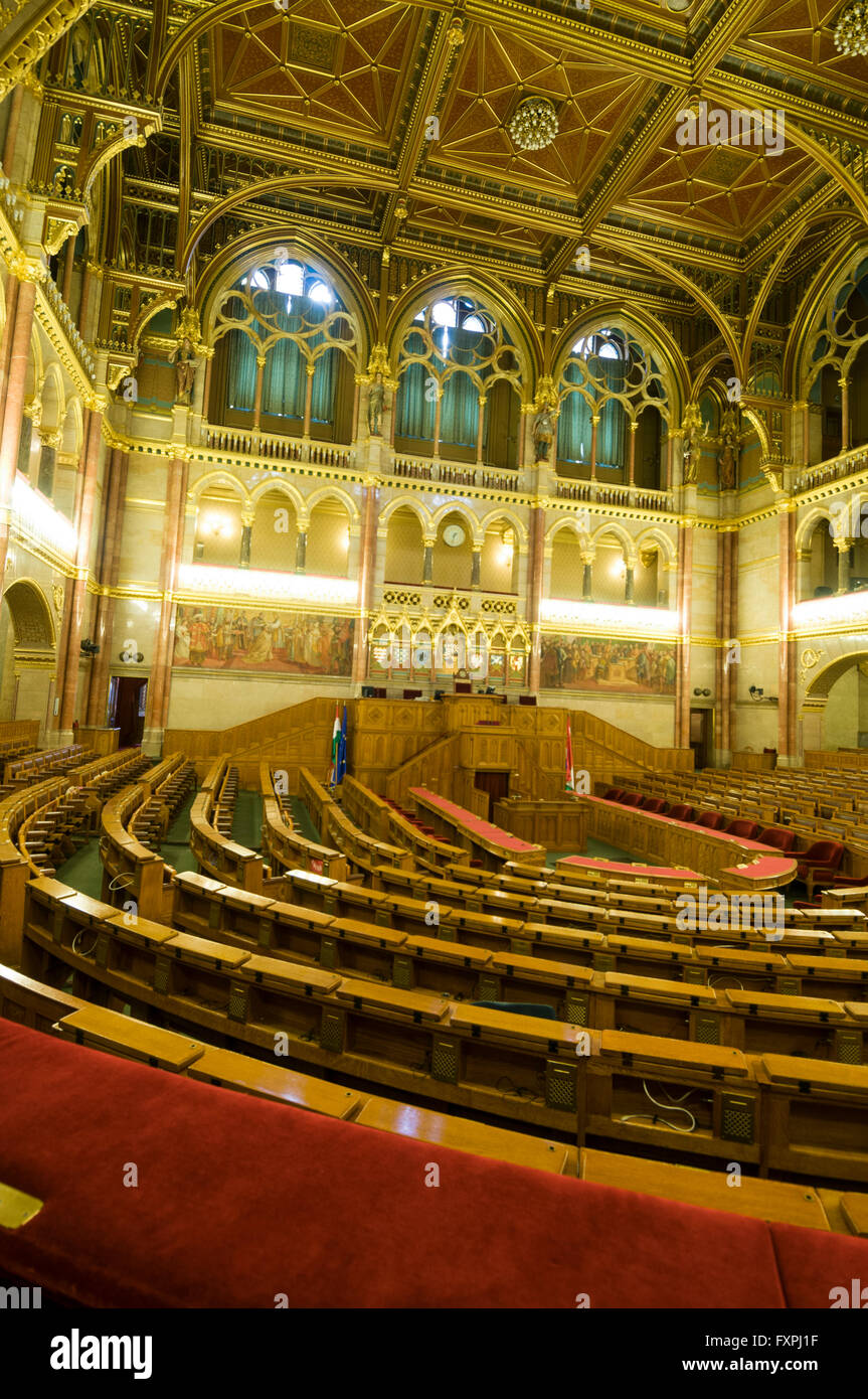 La salle de l'Assemblée à l'intérieur du Parlement hongrois. C'est le siège de l'Assemblée nationale de Hongrie à Budapest, en Hongrie Banque D'Images La salle de l'Assemblée à l'intérieur du Parlement hongrois. C'est le siège de l'Assemblée nationale de Hongrie à Budapest, en Hongrie Banque D'Images