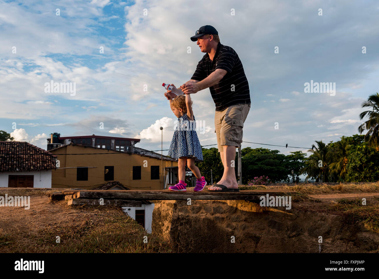 Un homme traversant un petit pont de fortune à Galle Fort au Sri Lanka Banque D'Images