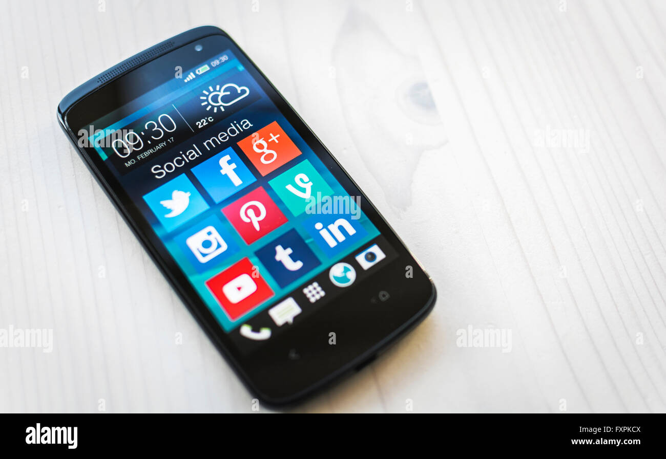 Icônes des médias sociaux sur l'écran du smartphone Samsung Banque D'Images