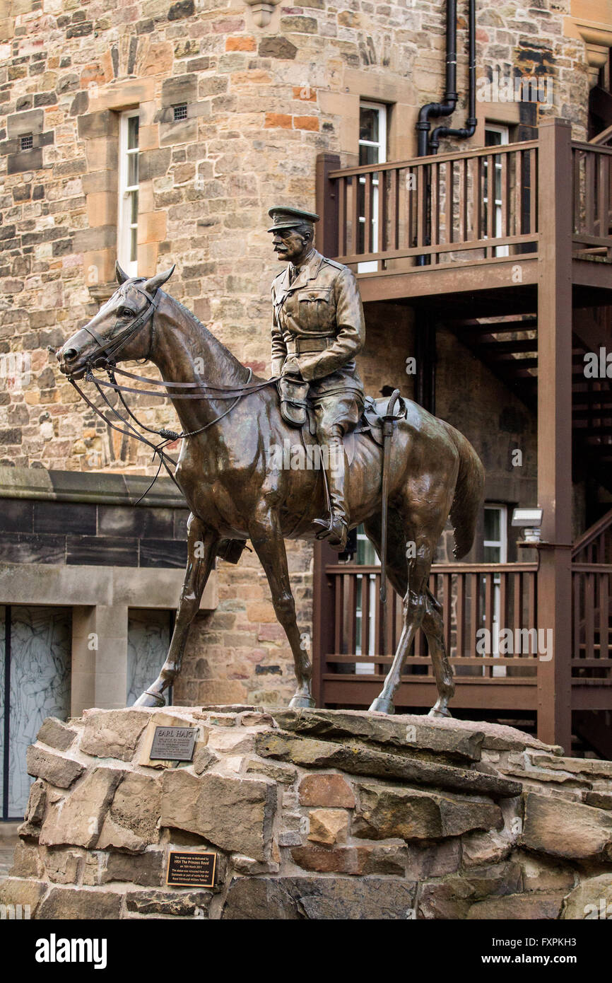 Statue du Comte de Haye sur l'extérieur du musée de la guerre au château d'Edimbourg en Ecosse, Royaume-Uni Banque D'Images
