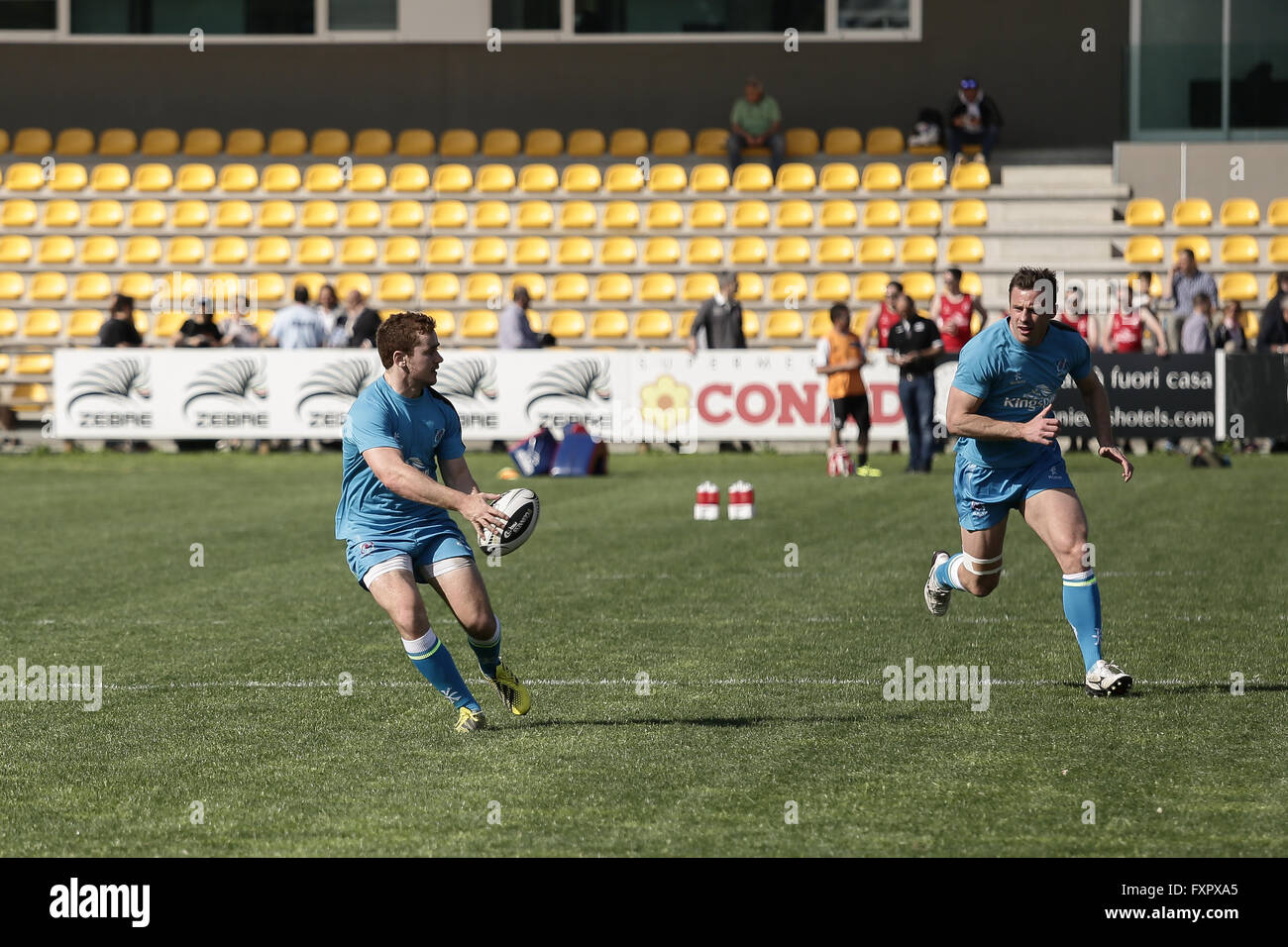 Parma, Italie.16 avril 2016. Voler la moitié de l'Ulster Paddy Jackson passe le ballon à Tommy Bowe dans Pro 12 Guinness©Massimiliano Carnabuci/Alamy news Banque D'Images