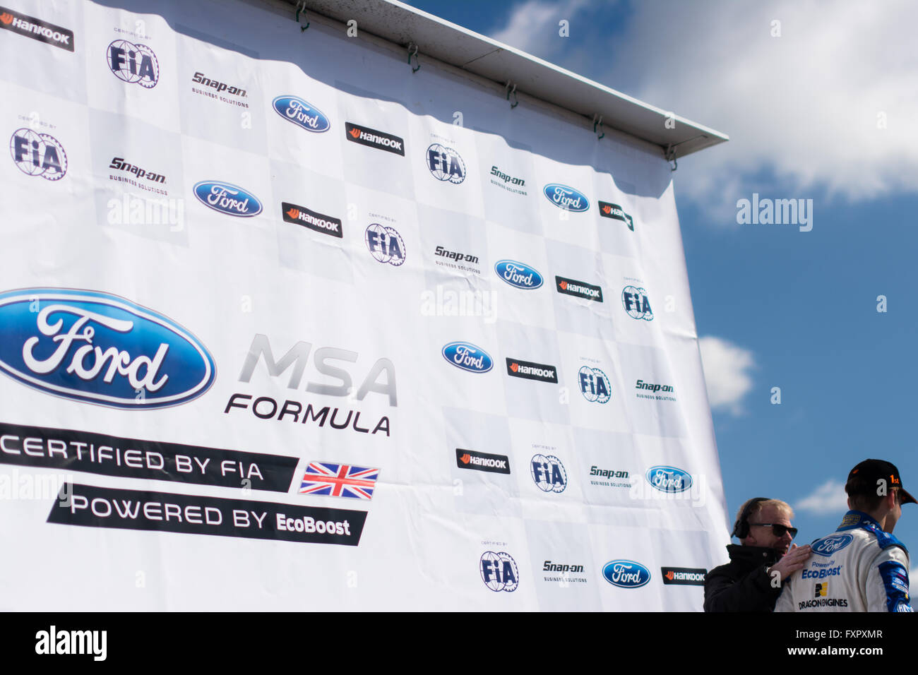 Castle Donington, Derby, Royaume-Uni. 17 avril, 2016. Sennan Fielding et donne l'évolution de JHR interview après la course de Formule Ford MSA à Donington Park Circuit (Photo par Gergo Toth / Alamy Live News) Banque D'Images