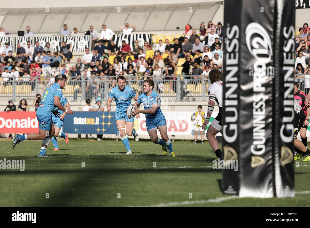Parma, Italie.16 avril 2016. Jackson, de l'Ulster Paddy passe le ballon à Tommy Bowe contre Zèbre dans Pro 12 Guinness©Massimiliano Carnabuci/Alamy news Banque D'Images
