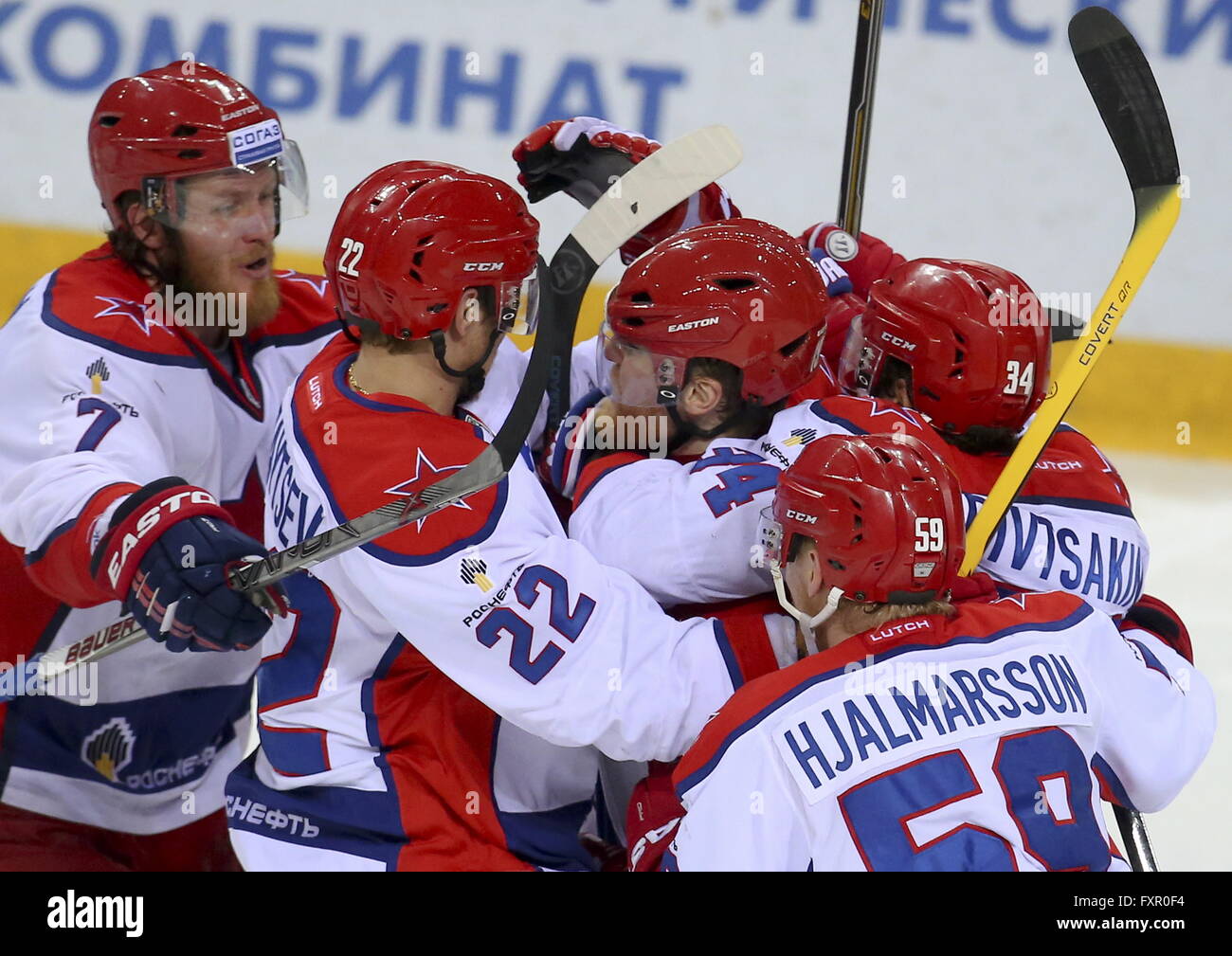 MAGNITOGORSK, RUSSIE. 17 avril, 2016. Les joueurs du CSKA célébrer le scoring dans LEG 6 de la saison 2015-2016 Ligue de hockey de l'équipe Gardien de but en finale contre le Metallurg Arena. HC CSKA Moscou a gagné le match 3:2 en temps supplémentaire. Artyom Korotayev/TASS Banque D'Images