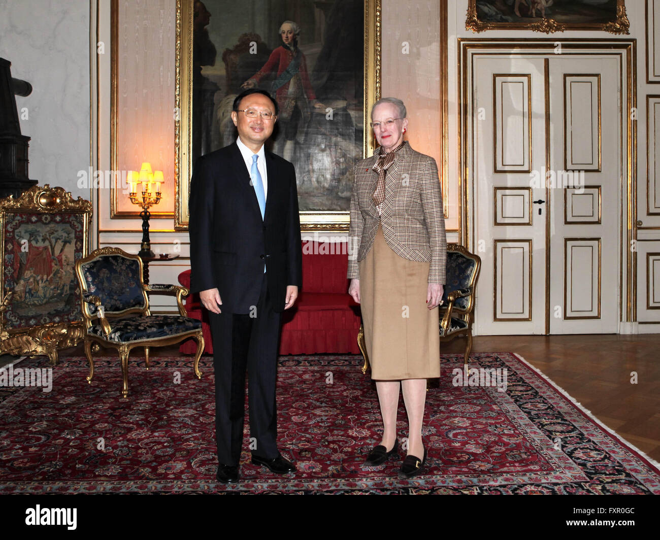 (160417) -- COPENHAGUE, 17 avril 2016 (Xinhua) -- La Reine Margrethe II du Danemark se réunit lors de la visite du conseiller d'Etat chinois Yang Jiechi à Copenhague, Danemark, le 17 avril 2016. (Xinhua/Shouhe Shi) Banque D'Images