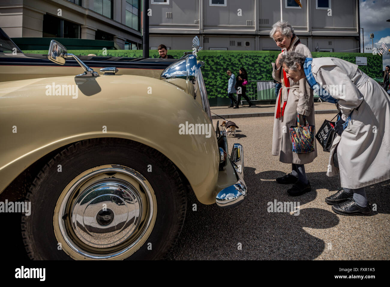 Londres, Royaume-Uni. 17 avril, 2016. Les concepteurs, décideurs, des cyclistes et des pourvoyeurs de la mode vintage, accessoires et produits d'accueil rejoint aujourd'hui, des milliers d'acheteurs, collectionneurs, amateurs de vinyle et de l'essence pour une célébration à l'ambiance familiale de toutes choses vintage, percevable et conçu. Credit : Subvention Vélaires/ZUMA/Alamy Fil Live News Banque D'Images