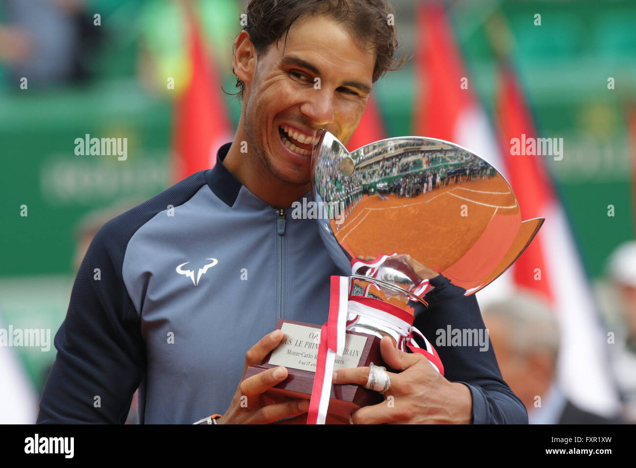 Monte Carlo, Monte Carlo. 17 avr, 2016. 17.04.2016 : Monte Carlo Rolex Masters Tennis : Rafael Nadal a battu David Ferrer 7-5 5-7 6-0 pour réclamer un neuvième titre Masters Monte Carlo au Monte-Carlo Country Club. © Michael Cullen/ZUMA/Alamy Fil Live News Banque D'Images