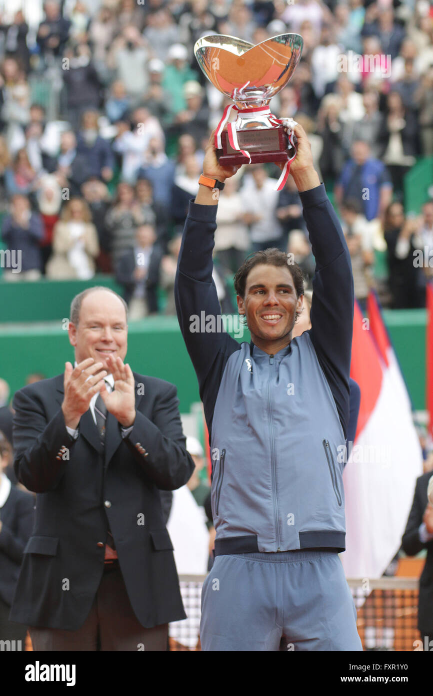 Monte Carlo, Monte Carlo. 17 avr, 2016. 17.04.2016 : Monte Carlo Rolex Masters Tennis : Rafael Nadal a battu David Ferrer 7-5 5-7 6-0 pour réclamer un neuvième titre Masters Monte Carlo au Monte-Carlo Country Club. © Michael Cullen/ZUMA/Alamy Fil Live News Banque D'Images