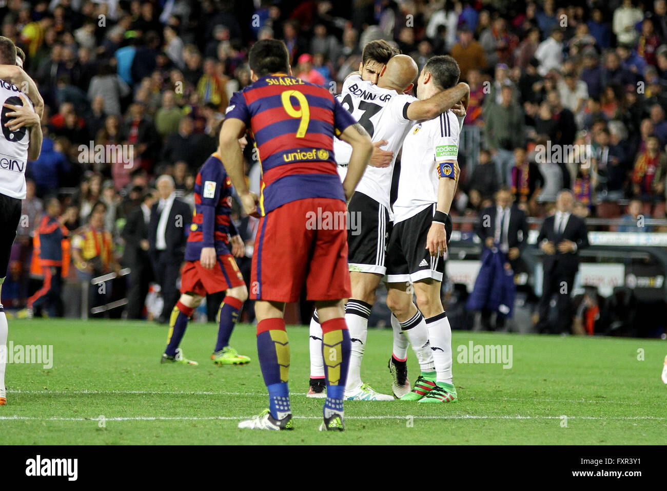 Camp Nou, Barcelona, Espagne. 17 avr, 2016. La Liga. Les joueurs de Valence et Barcelone à célébrer leur victoire dans le Nou Camp : Action Crédit Plus Sport/Alamy Live News Banque D'Images