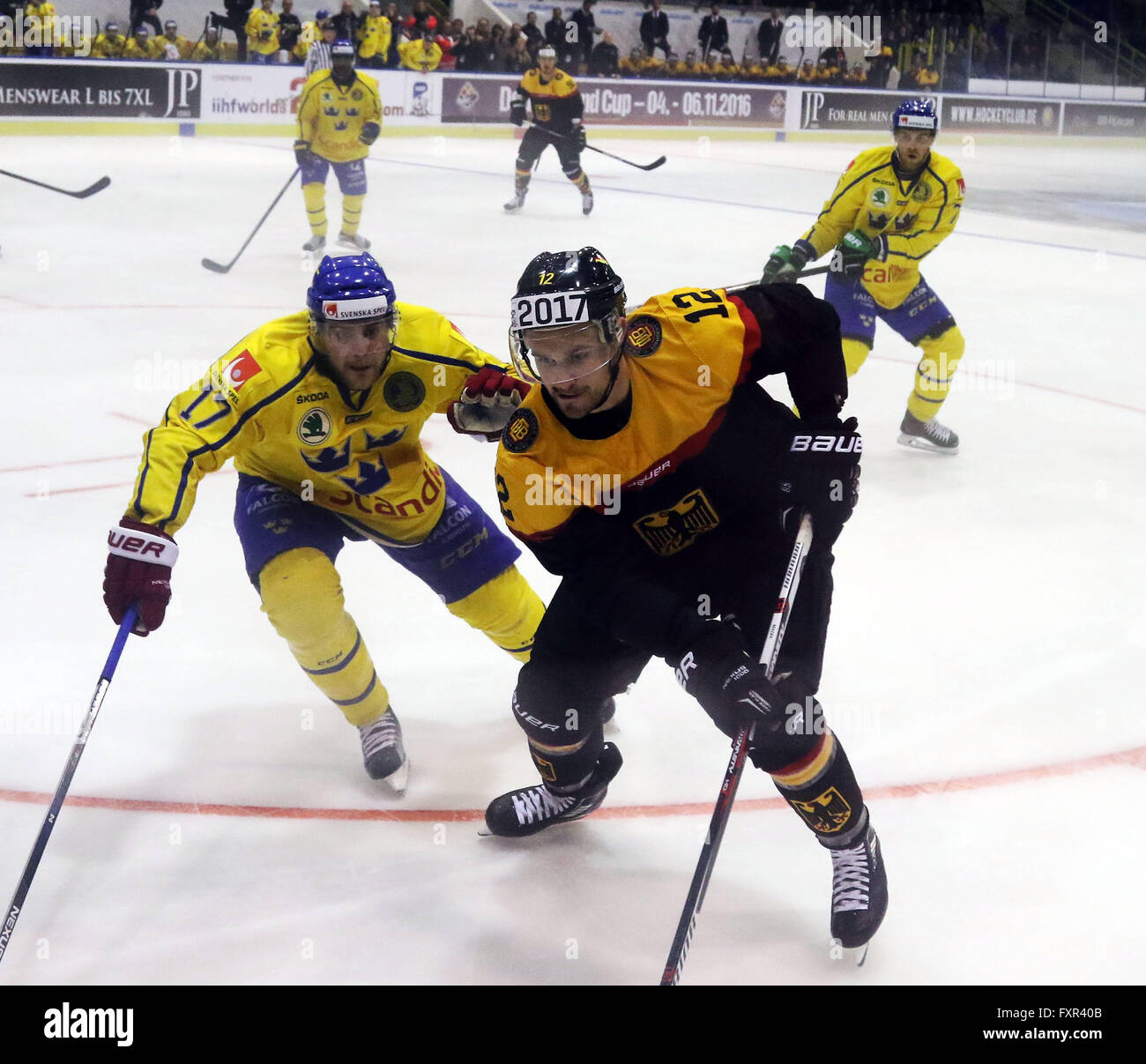 Landshut, Bavière, Allemagne. 17 avr, 2016. De gauche Nichlas TORP (Suède), Brooks MACEK (Allemagne), .le hockey sur glace, Euro Hockey Challenge, l'Allemagne contre la Suède, Landshut, 17 avril 2016, en préparation pour le Championnat du Monde de l'IIHF en Russie ont lieu deux matches à Rosenheim et de Landshut. © Wolfgang Fehrmann/ZUMA/Alamy Fil Live News Banque D'Images