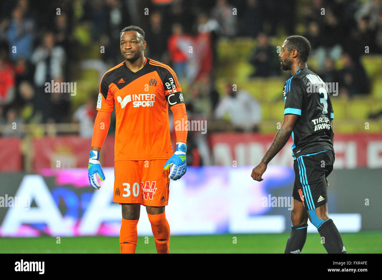 Monaco, France. 17 avr, 2016. Ligue 1 française de football. Comme Monaco  et l'Olympique de Marseille. STEVE MANDANDA (OM) malheureux comme ils vont  derrière Credit : Action Plus Sport/Alamy Live News Photo