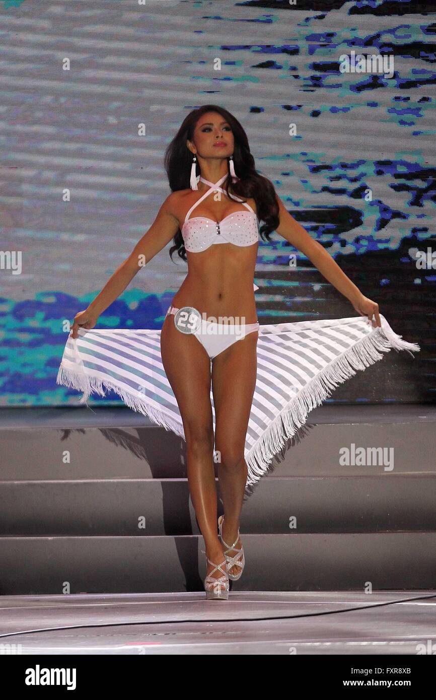 Quezon City, Philippines. 17 avr, 2016. Maxine Medina pose dans son maillot  avant de remporter le titre de Miss 2016 Philippines-Universe Binibining  Pilipinas (pendant la Miss Philippines) 2016 nuit de couronnement à