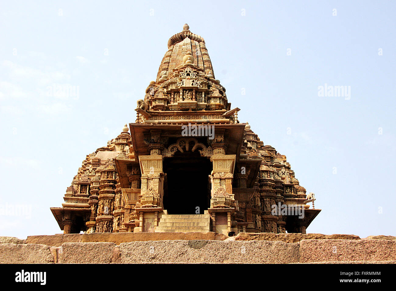 Low angle, vue frontale de Kandariya Mahadev Temple, sous groupe occidental des Temples, Khajuraho, Madhya Pradesh, Inde, Asie Banque D'Images