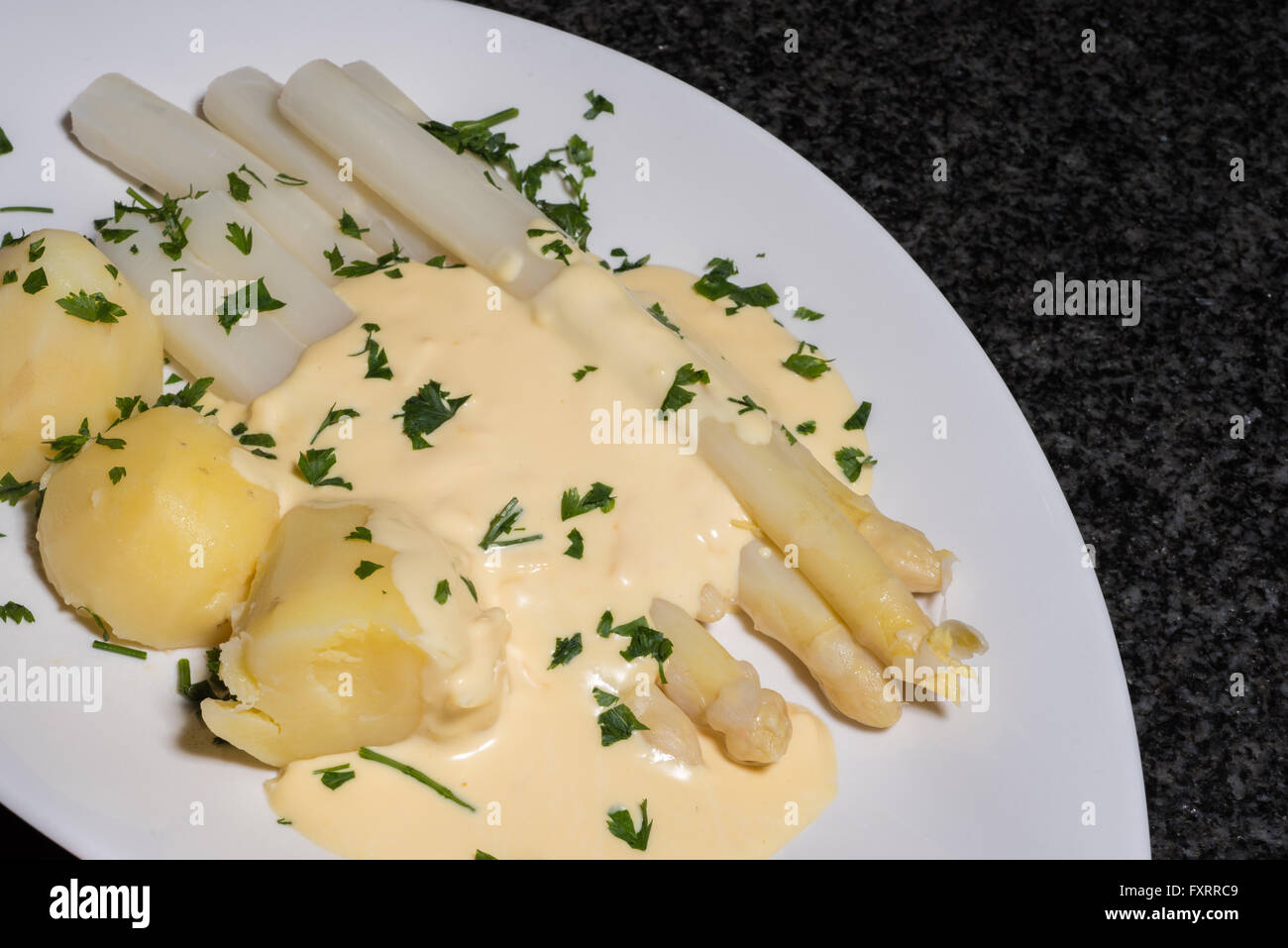 Les asperges blanches cuites avec des pommes de terre et parslay Banque D'Images