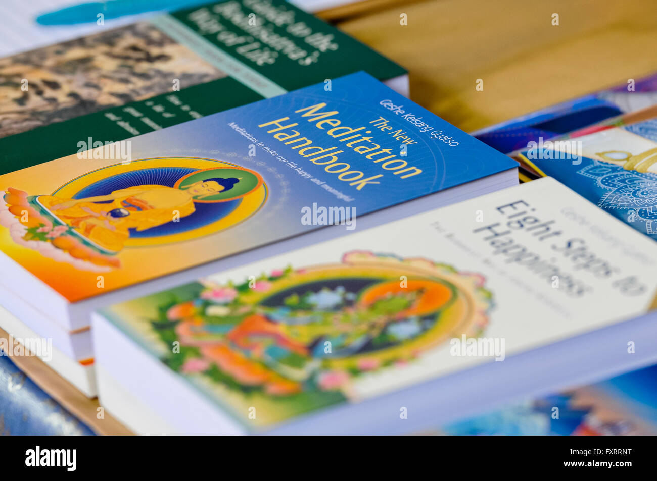 Livres bouddhistes à la vente à un décrochage du marché. Banque D'Images