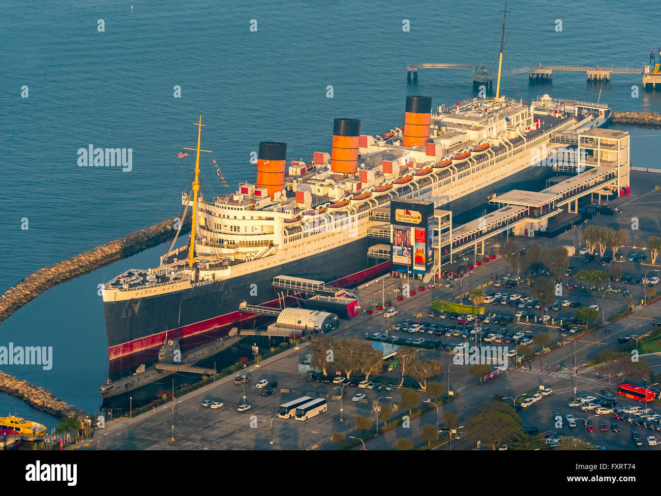 Vue aérienne, RMS Queen Mary, un paquebot, l'Hôtel Queen Mary dans le port de Long Beach, Long Beach, Los Angeles County, Californie, USA Banque D'Images