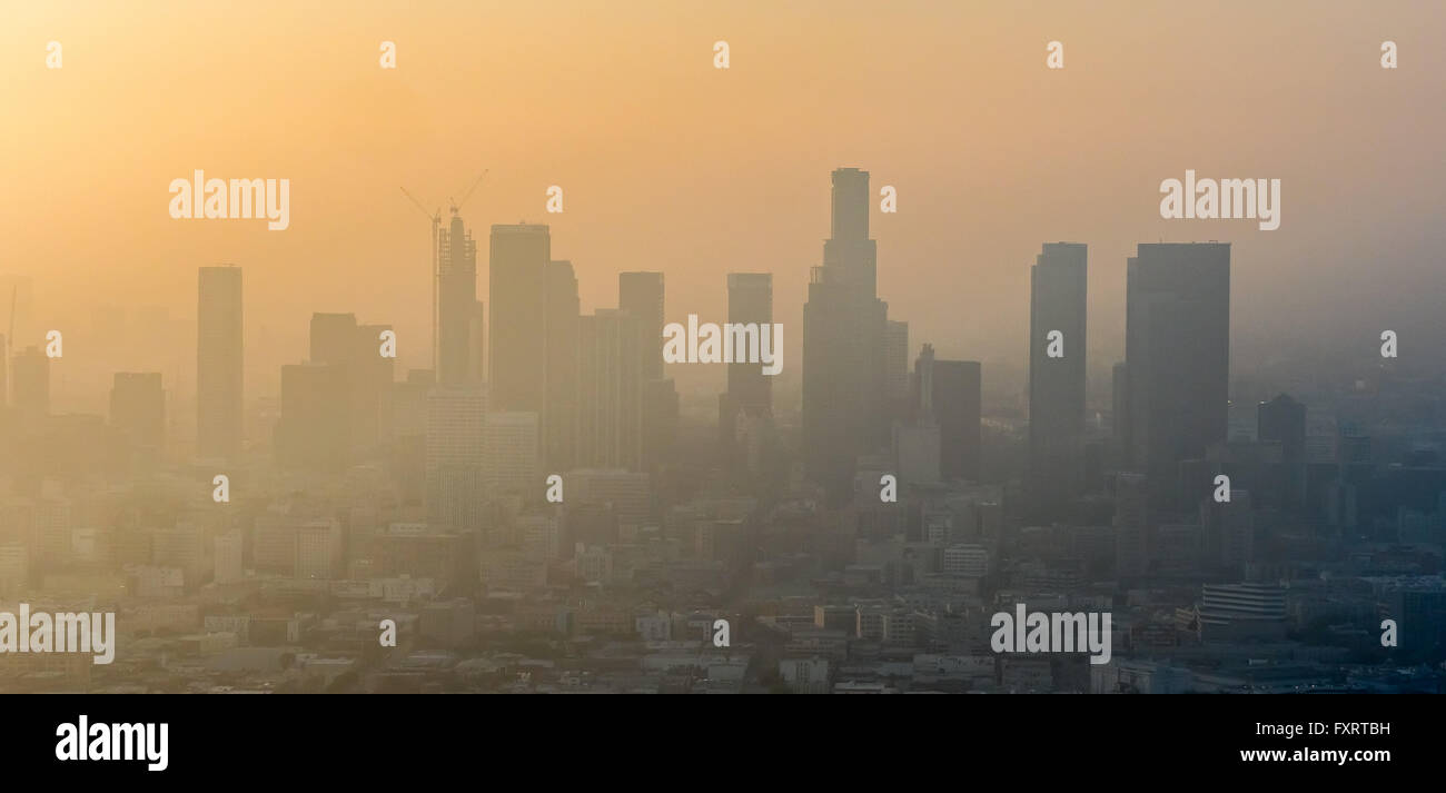 Vue aérienne, des gratte-ciel du centre-ville de Los Angeles dans la brume, le smog, Los Angeles, Los Angeles County, Californie, USA, Banque D'Images