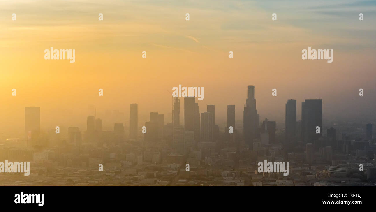 Vue aérienne, des gratte-ciel du centre-ville de Los Angeles dans la brume, le smog, Los Angeles, Los Angeles County, Californie, USA, Banque D'Images