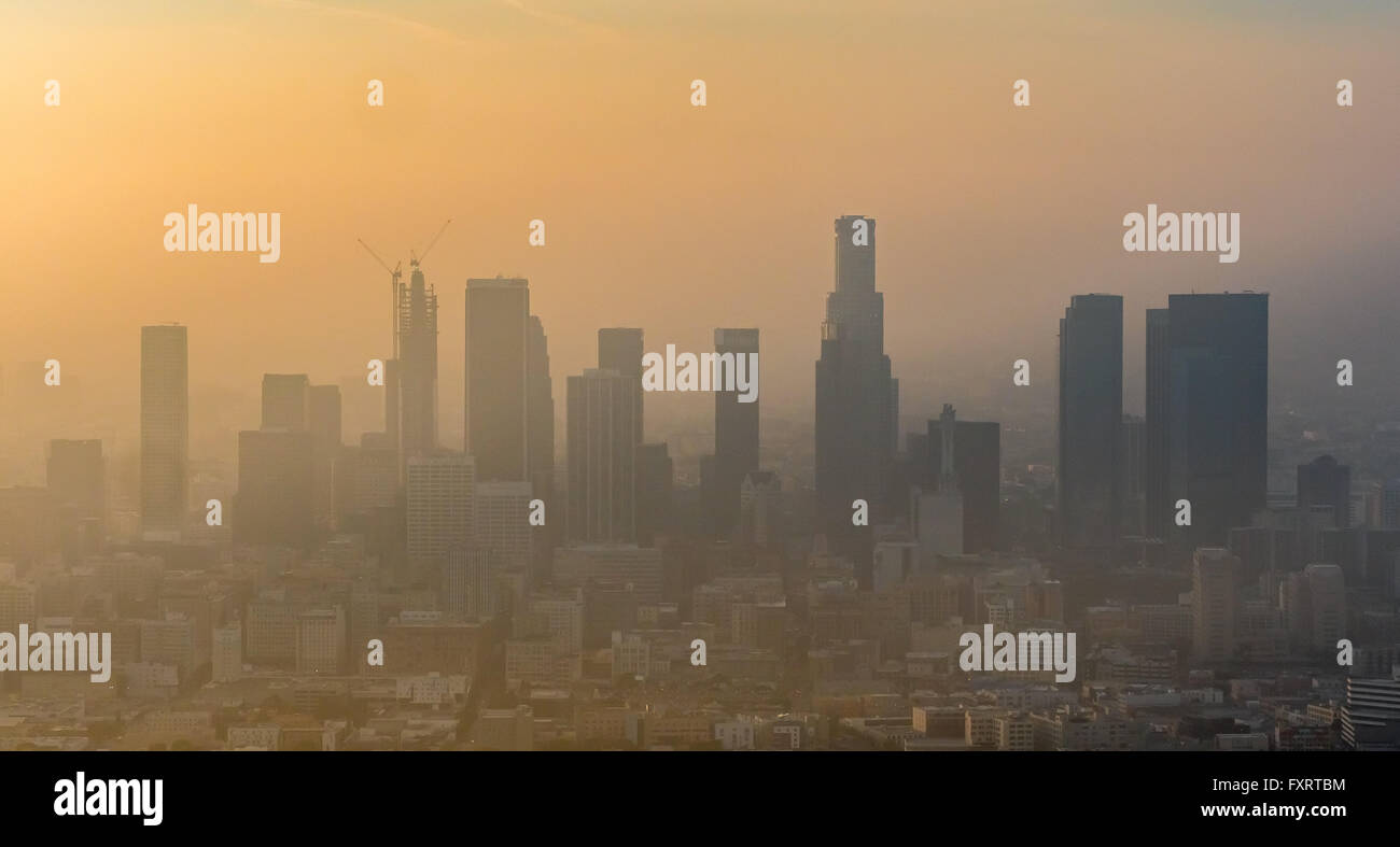 Vue aérienne, des gratte-ciel du centre-ville de Los Angeles dans la brume, le smog, Los Angeles, Los Angeles County, Californie, USA, Banque D'Images