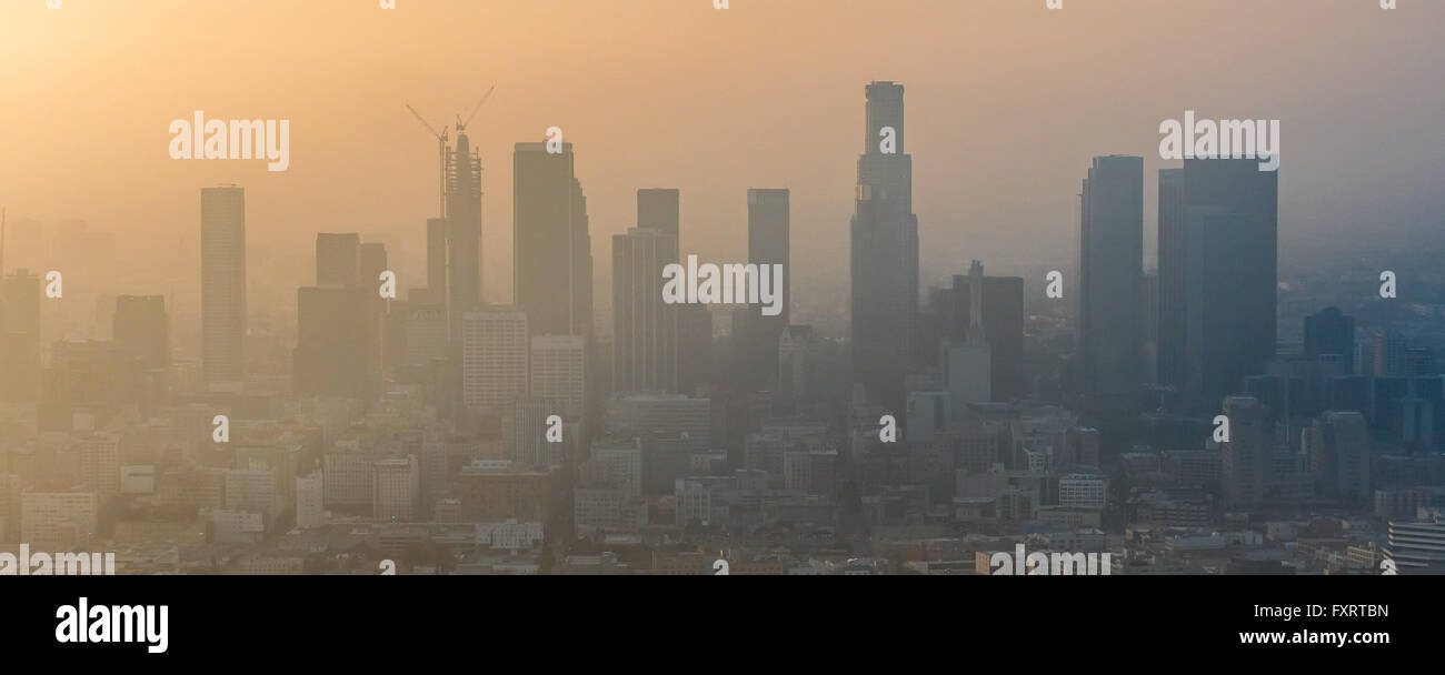 Vue aérienne, des gratte-ciel du centre-ville de Los Angeles dans la brume, le smog, Los Angeles, Los Angeles County, Californie, USA, Banque D'Images