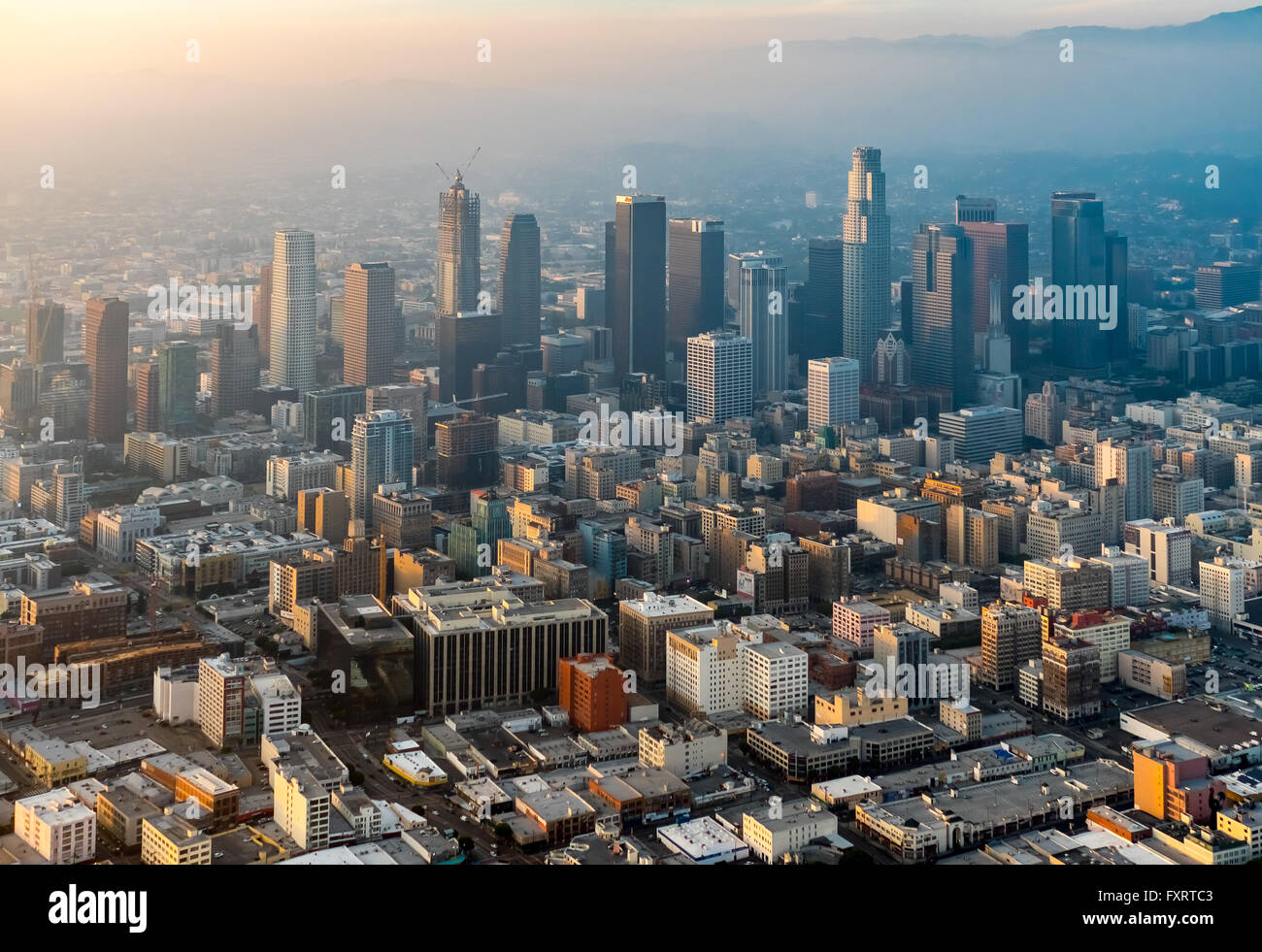 Vue aérienne, des gratte-ciel du centre-ville de Los Angeles dans la brume, le smog, Los Angeles, Los Angeles County, Californie, USA, Banque D'Images