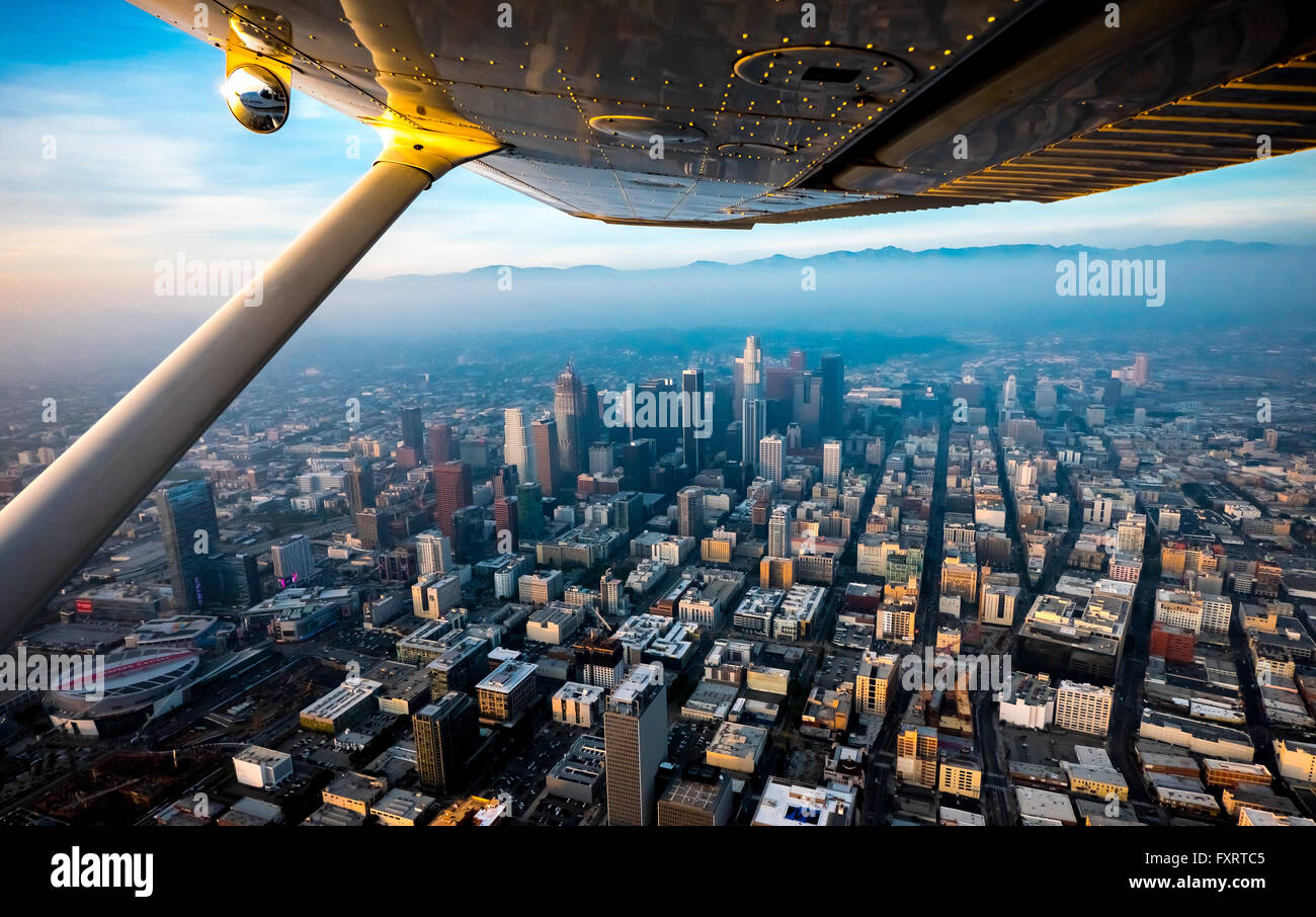 Vue aérienne, des gratte-ciel du centre-ville de Los Angeles dans la brume, le smog, Los Angeles, Los Angeles County, Californie, USA, Banque D'Images