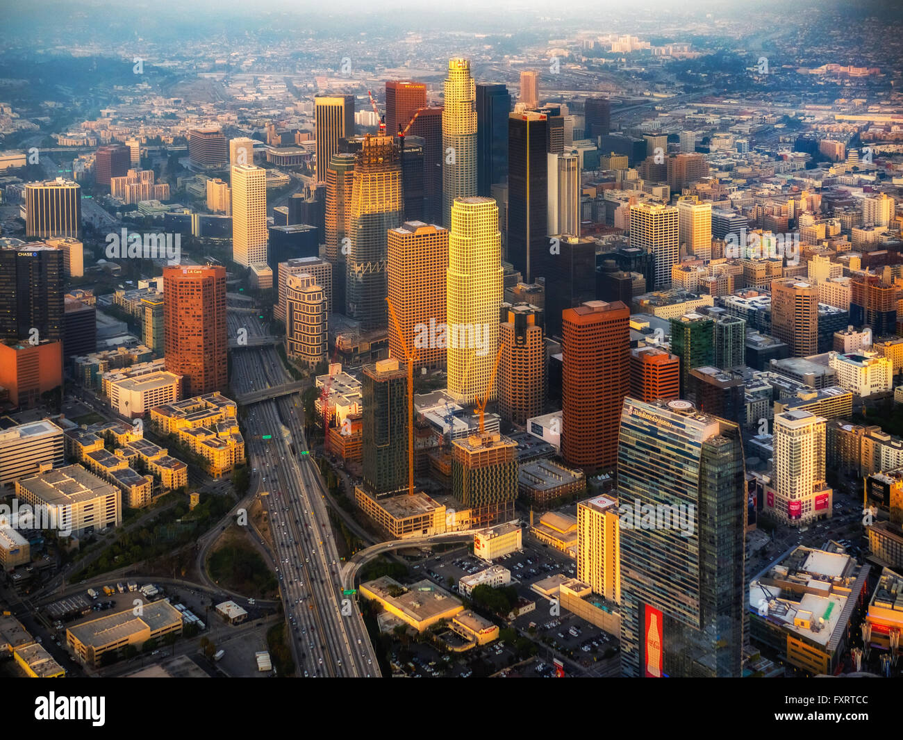 Vue aérienne, des gratte-ciel du centre-ville de Los Angeles dans la brume, le smog, Los Angeles, Los Angeles County, Californie, USA, Banque D'Images