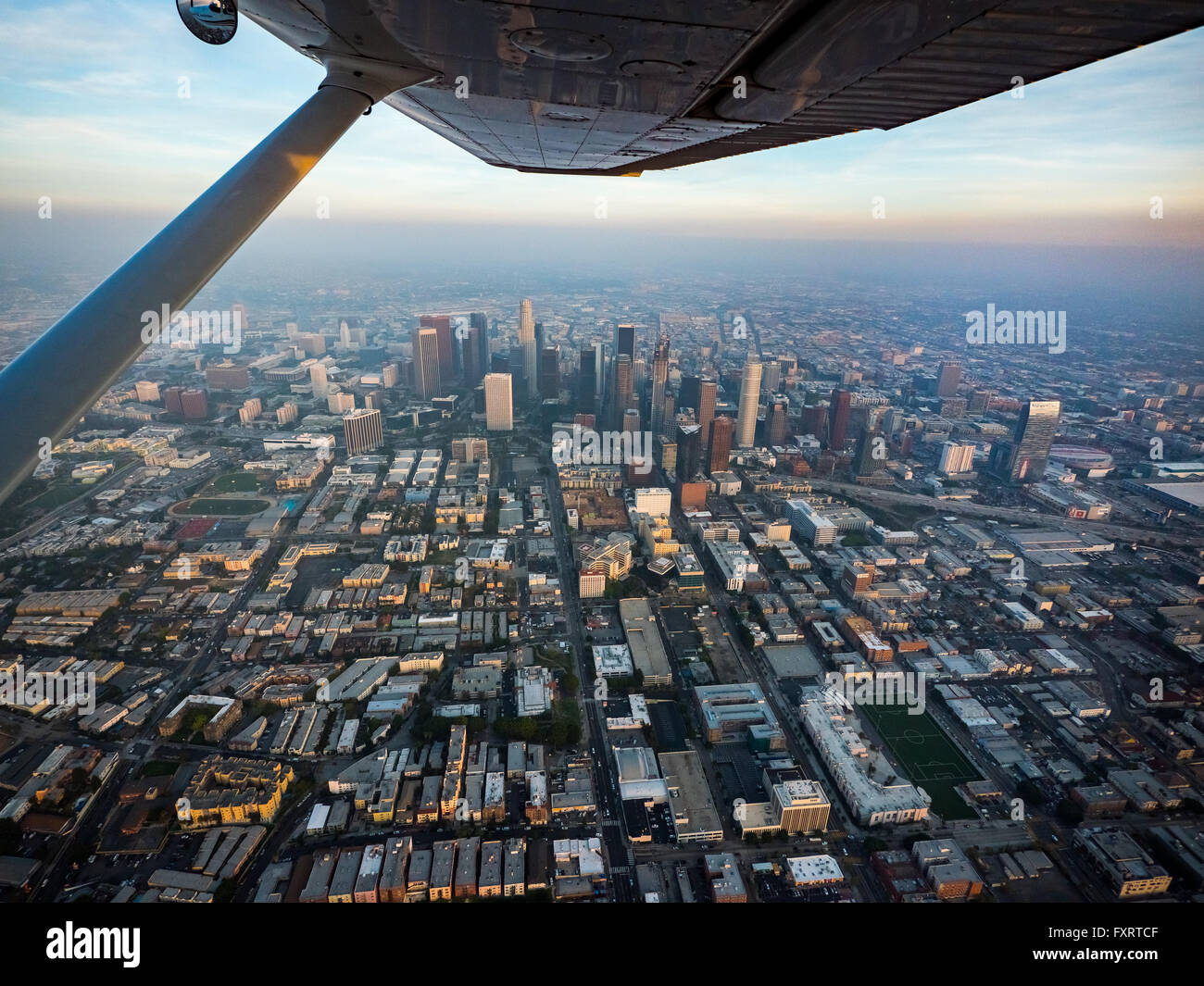 Vue aérienne, des gratte-ciel du centre-ville de Los Angeles dans la brume, le smog, Los Angeles, Los Angeles County, Californie, USA, Banque D'Images