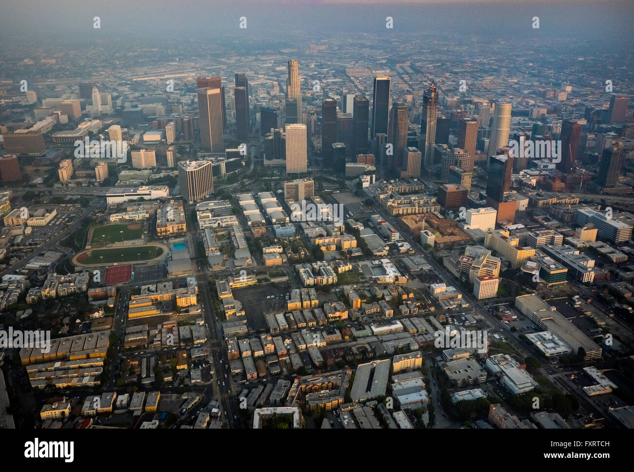 Vue aérienne, des gratte-ciel du centre-ville de Los Angeles dans la brume, le smog, Los Angeles, Los Angeles County, Californie, USA, Banque D'Images