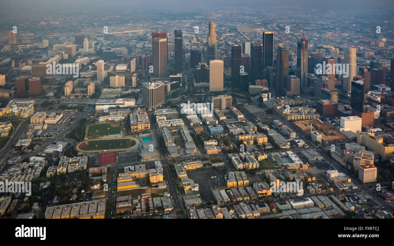 Vue aérienne, des gratte-ciel du centre-ville de Los Angeles dans la brume, le smog, Los Angeles, Los Angeles County, Californie, USA, Banque D'Images