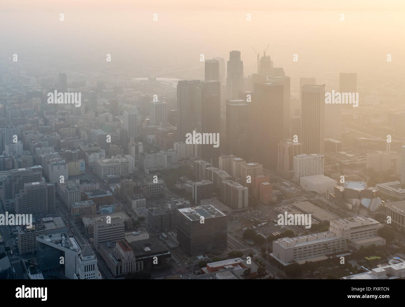 Vue aérienne, des gratte-ciel du centre-ville de Los Angeles dans la brume, le smog, Los Angeles, Los Angeles County, Californie, USA, Banque D'Images