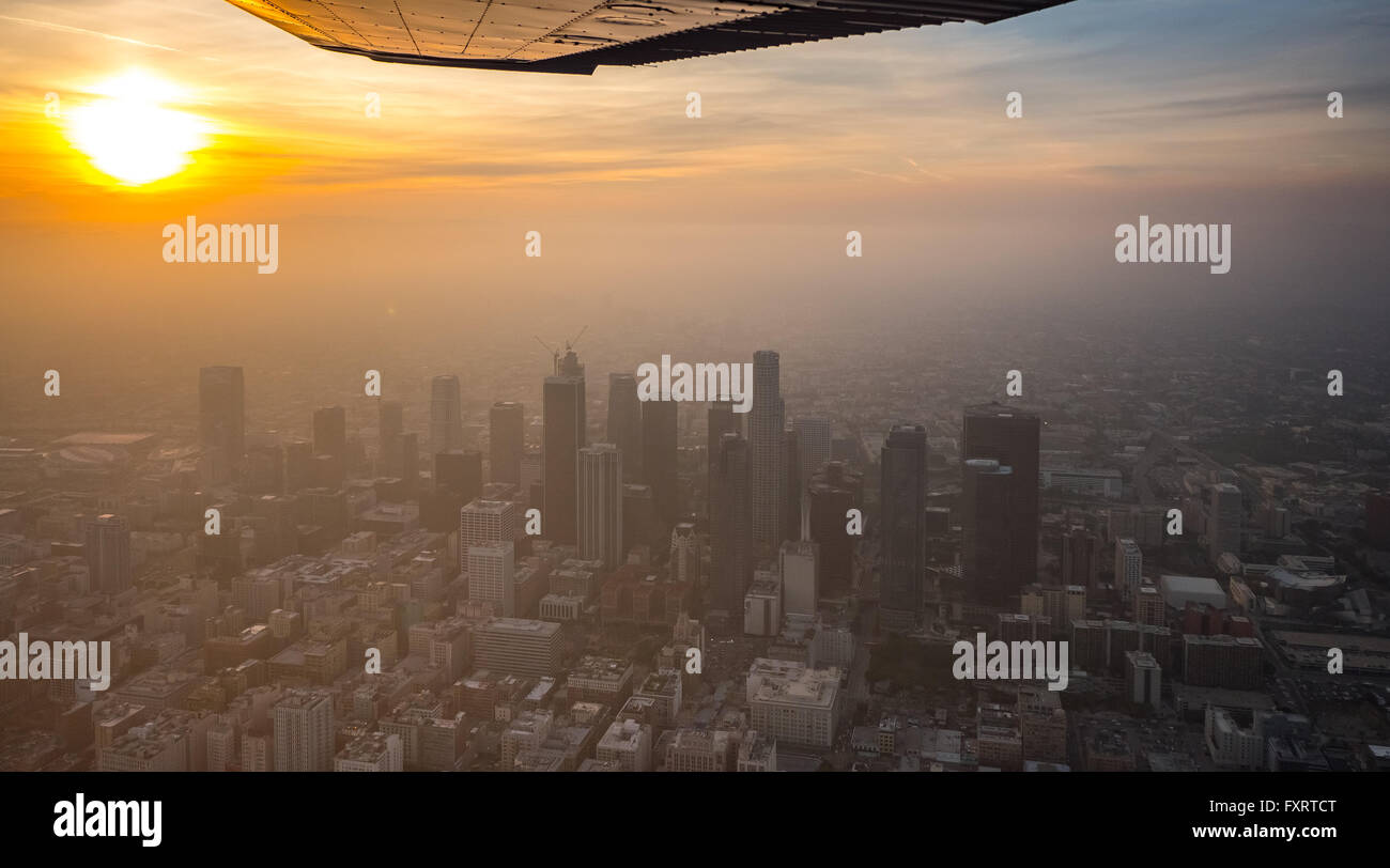Vue aérienne, des gratte-ciel du centre-ville de Los Angeles dans la brume, le smog, Los Angeles, Los Angeles County, Californie, USA, Banque D'Images