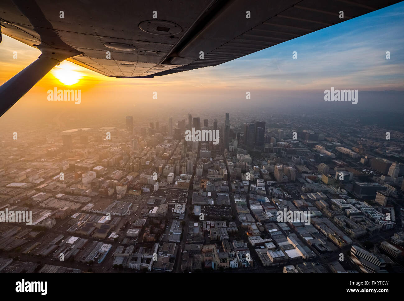 Vue aérienne, des gratte-ciel du centre-ville de Los Angeles dans la brume, le smog, Los Angeles, Los Angeles County, Californie, USA, Banque D'Images