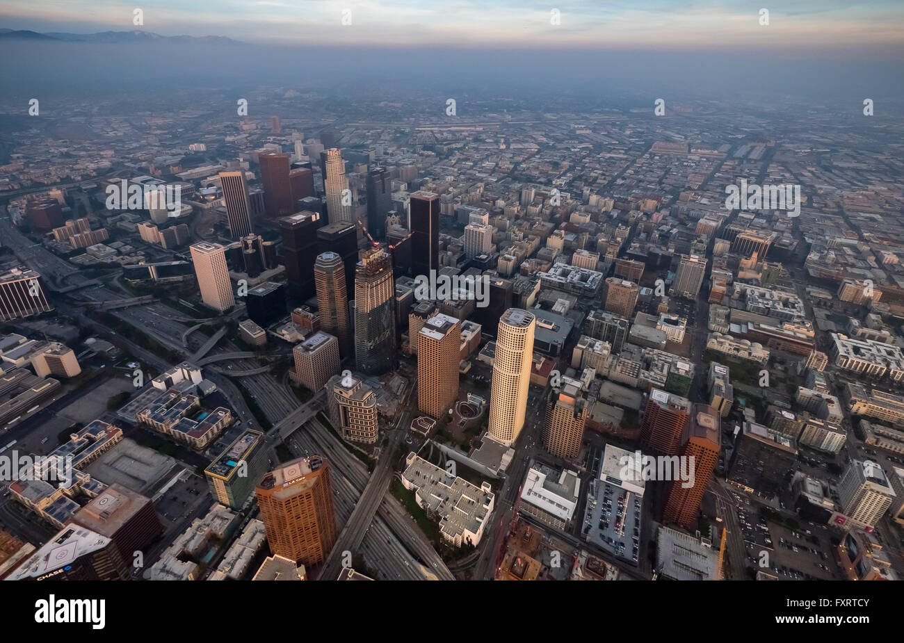 Vue aérienne, des gratte-ciel du centre-ville de Los Angeles dans la brume, le smog, Los Angeles, Los Angeles County, Californie, USA, Banque D'Images