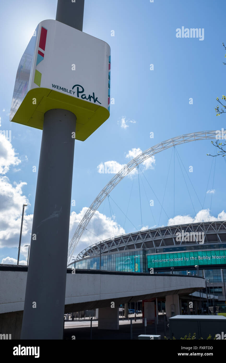 Le stade de Wembley , approché par voie de Wembley London England Banque D'Images