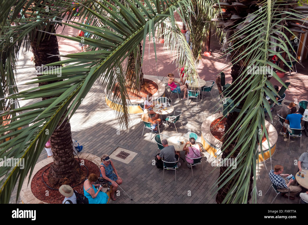 Renaissance Curacao Resort & Casino outdoor Courtyard cafe, Tourist Willemstad Curacao Banque D'Images